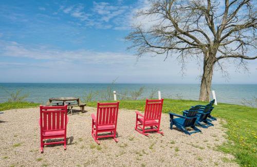 Madison-on-the-Lake Casa | Walk to Lake Erie Sleek Retreat with Screened Patio