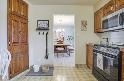 Menasha Casa | Walk to Lake: Family Getaway w/ Yard in Menasha!