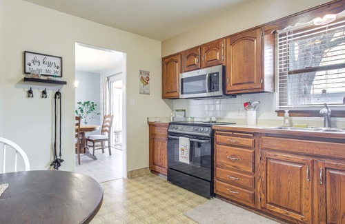 Menasha Casa | Walk to Lake: Family Getaway w/ Yard in Menasha!