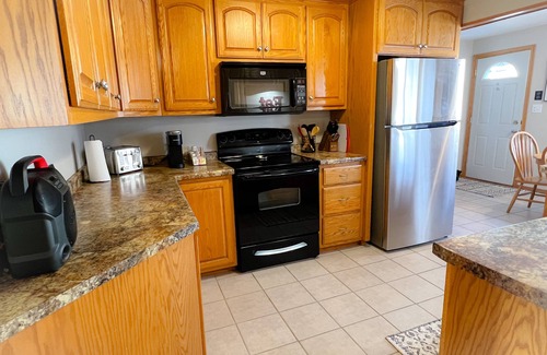 Green Bay Casa | Walk to Lambeau Field! Cozy 2 bedroom, 1 bath. Sleeps 8