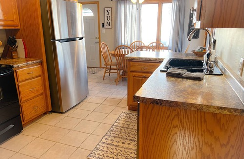 Green Bay Casa | Walk to Lambeau Field! Cozy 2 bedroom, 1 bath. Sleeps 8