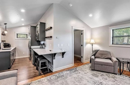 Ashwaubenon Casa | Walk to Lambeau, Heat & A/C