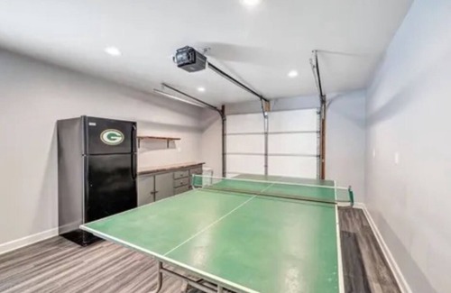 Ashwaubenon Casa | Walk to Lambeau, Heat & A/C