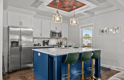 Ashwaubenon Apartamento | Walk to Lambeau! Sleeps 10!