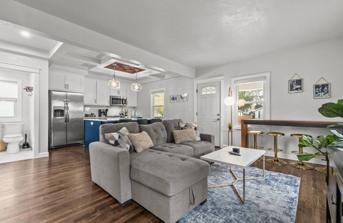 Ashwaubenon Apartamento | Walk to Lambeau! Sleeps 10!