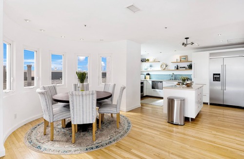Sand Section Casa | Walk to Manhattan Beach, Ocean Views, Balcony & Peloton | Casa Del Mar