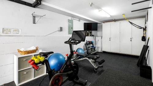 The Strand Casa | Walk to Manhattan Beach Pier Ocean Views Balcony Peloton Casa Del Mar by AvantStay