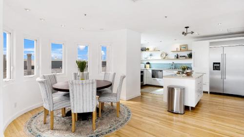 The Strand Casa | Walk to Manhattan Beach Pier Ocean Views Balcony Peloton Casa Del Mar by AvantStay