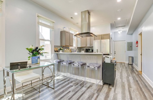 Greater Grand Crossing Apartamento | Walk to Metra: Long-Term Getaway in Chicago!
