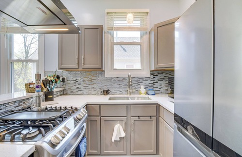 Greater Grand Crossing Apartamento | Walk to Metra: Long-Term Getaway in Chicago!