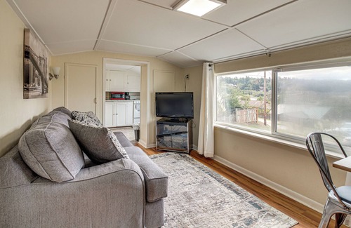 Coos Bay Casa | Walk to Mingus Park: Quaint Escape w/ Private Yard