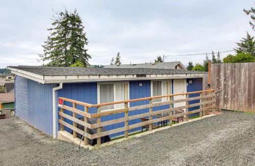 Coos Bay Casa | Walk to Mingus Park Quaint Escape with Private Yard