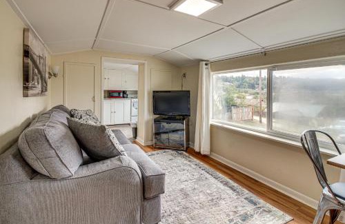 Coos Bay Casa | Walk to Mingus Park Quaint Escape with Private Yard