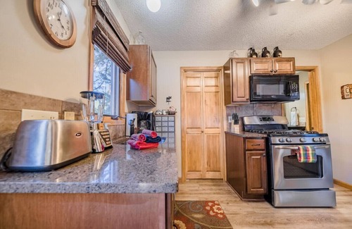 Aspen Brook Cabina | Walk to National Park! Mountain Cabin w/ Fireplace