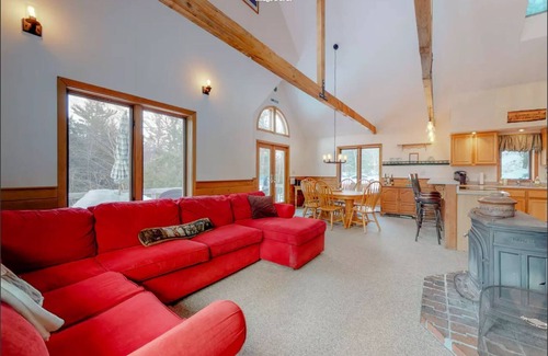 Eidelweiss Village Casa | Walk to pond / playground in pet friendly chalet while enjoying mountain views