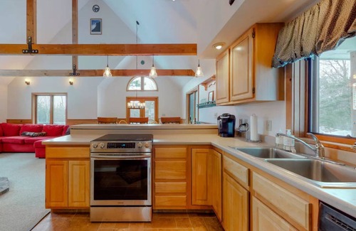 Eidelweiss Village Casa | Walk to pond / playground in pet friendly chalet while enjoying mountain views