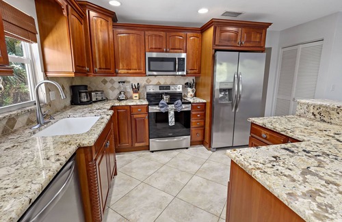 South Beach Casa | Island Home - Walk to Beach- ¡Tarifas reducidas de agosto! Refréscate junto a la piscina.