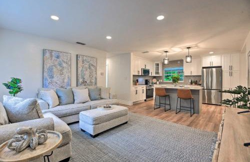 South Sarasota Casa | Walk to Restaurants Sarasota Home with Lanai!