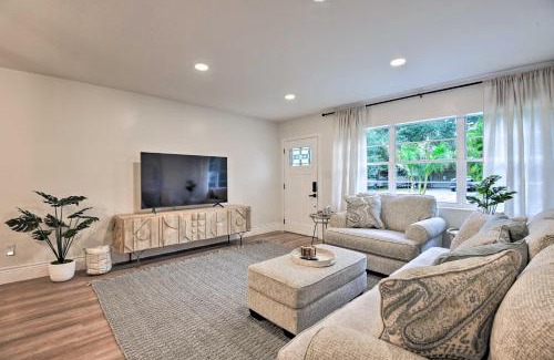 South Sarasota Casa | Walk to Restaurants Sarasota Home with Lanai!