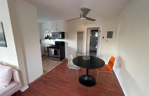 Ocean Park Apartamento | Walk to Santa Monica & Venice Beach! 1BR Apartment, Blocks to the Sand.