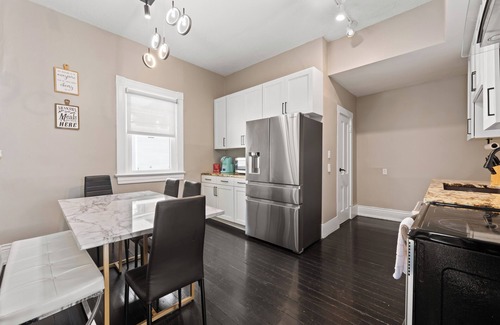 Louisville Casa | Walk to Shops,Restaurants,Nightlife! Bardstown Rd/Highlands ~ PacMan/King Bed