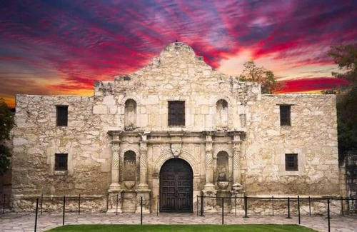 Near East Side Apartamento | Walk to the Alamodome! Sleeps 6, Pet Friendly