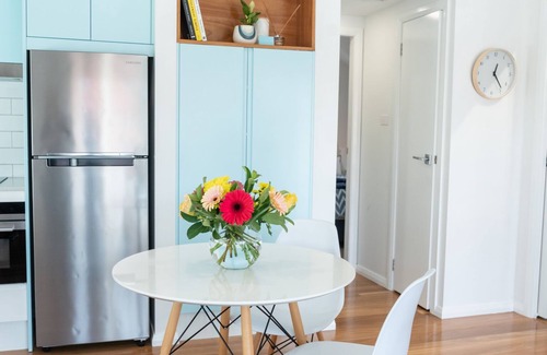Cooks Hill Casa | Disponible ahora | Fresco y moderno | a pie de cafeterías / tiendas y playa | duerme 4 + wifi