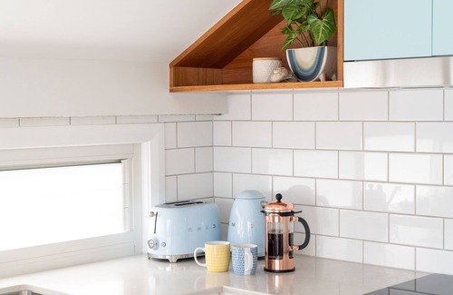 Cooks Hill Casa | Disponible ahora | Fresco y moderno | a pie de cafeterías / tiendas y playa | duerme 4 + wifi