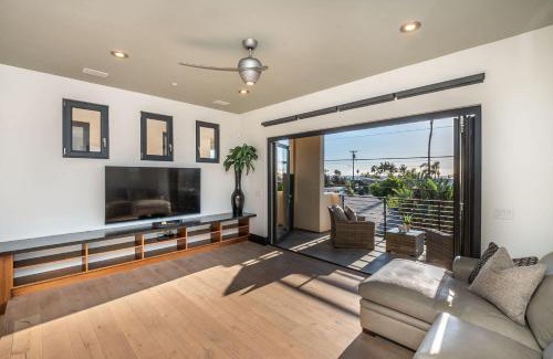 Townsite Casa | Walk to the Beach Luxury Roof Deck Sunset View