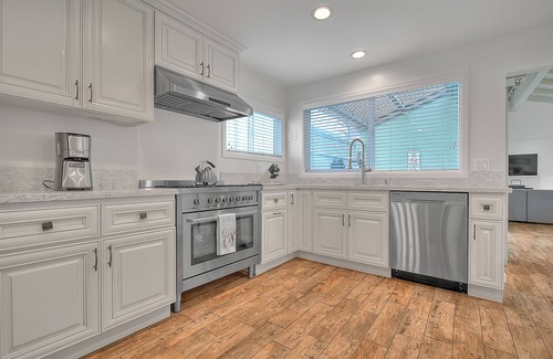 Peninsula Casa | Walk to the Beach! Spacious home with 2 car garage