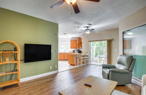 New Smyrna Beach Apartamento | Walk to the Beach! New Smyrna Hideaway with Patio
