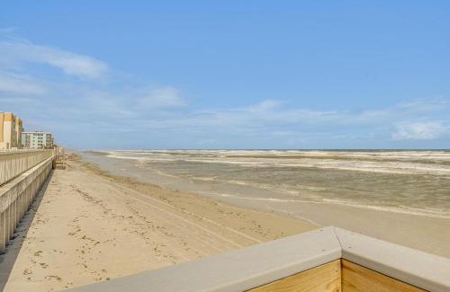 New Smyrna Beach Apartamento | Walk to the Beach! New Smyrna Hideaway with Patio
