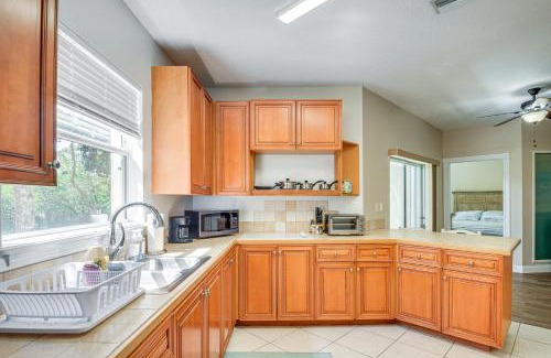 New Smyrna Beach Apartamento | Walk to the Beach! New Smyrna Hideaway with Patio