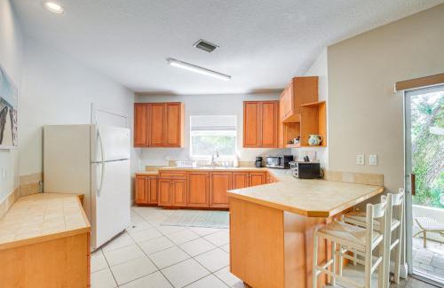 New Smyrna Beach Apartamento | Walk to the Beach! New Smyrna Hideaway with Patio