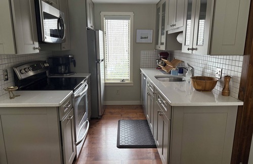 Grantham Casa | Walk to the Lake-Updated 3 BR Private Home with AC
