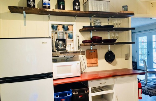Hendersonville Apartamento | Comodidad y encanto - ¡Camina hasta la ciudad!
