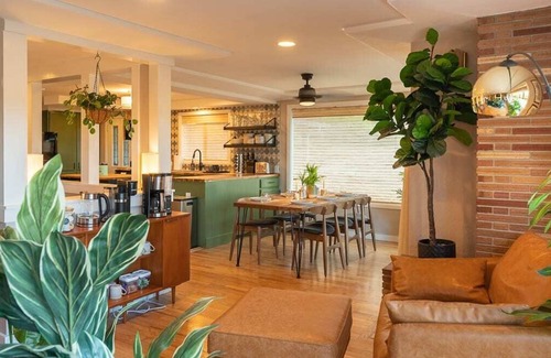 Eugene Casa | Walk to U of O! View with 2 decks/firepit/comfy!