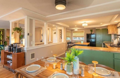 Eugene Casa | Walk to U of O! View with 2 decks/firepit/comfy!