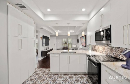 Swede Hill Casa | Walk to UT and E 6th in ATX House and Free Swim Club by Austin Vacay