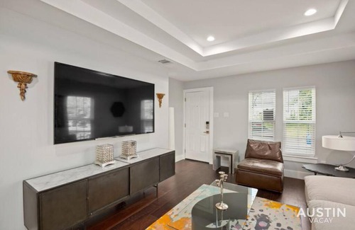 Swede Hill Casa | Walk to UT and E 6th in ATX House and Free Swim Club by Austin Vacay