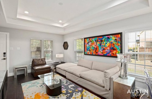 Swede Hill Casa | Walk to UT and E 6th in ATX House and Free Swim Club by Austin Vacay