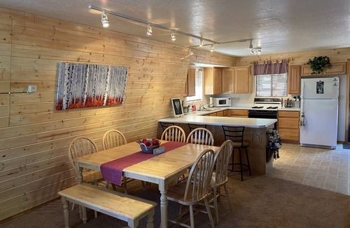 Meadow View Heights Cabina | Walk to village, Year round access, Large deck, Swings and Enclosed dog run.