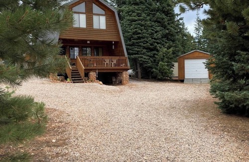 Meadow View Heights Cabina | Walk to village, Year round access, Large deck, Swings and Enclosed dog run.