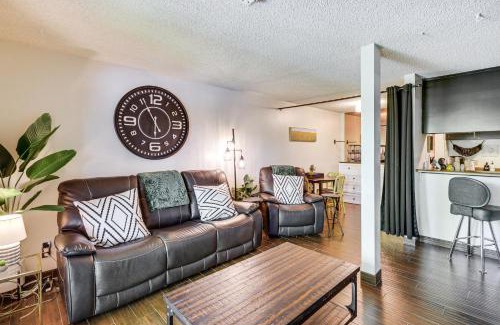 Reno/Tahoe Airport Apartamento | Walk to Virginia Lake Reno Condo with Balcony!