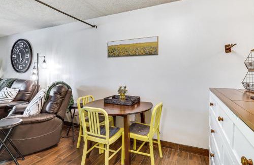 Reno/Tahoe Airport Apartamento | Walk to Virginia Lake Reno Condo with Balcony!