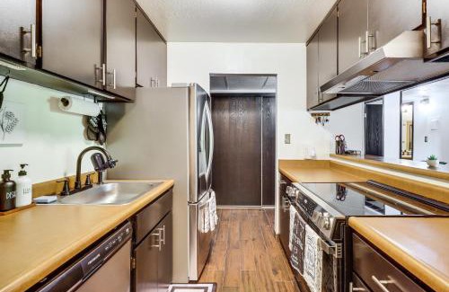Reno/Tahoe Airport Apartamento | Walk to Virginia Lake Reno Condo with Balcony!