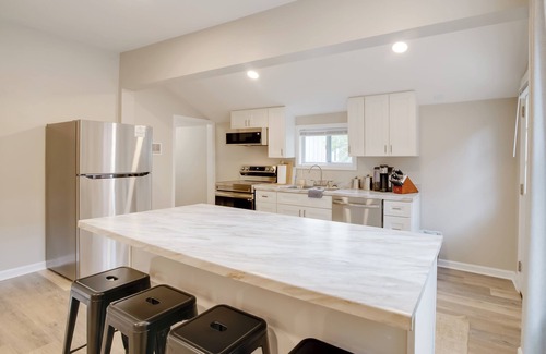 Bowling Green Cabaña | Walk to Wku, Bars & Dining! Updated Duplex Home