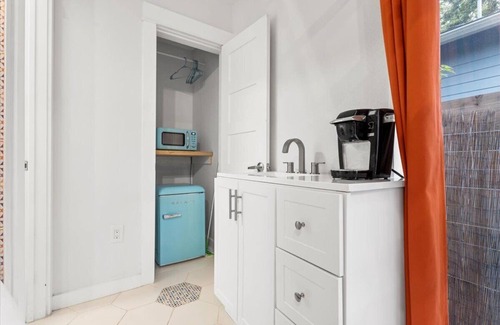 Holly Casa | Walkable 2-home Eastside Austin Oasis