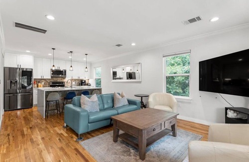 Holly Casa | Walkable 2-home Eastside Austin Oasis