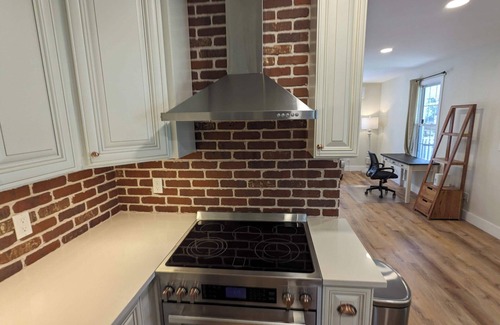 Historic Montford Apartamento | Walkable Asheville Rental - High Speed Internet + EV Charging